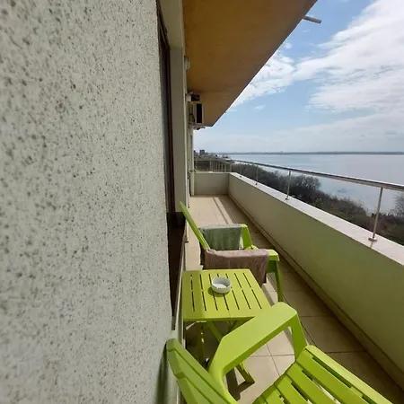 Summerland By The Lake Apartment Mamaia